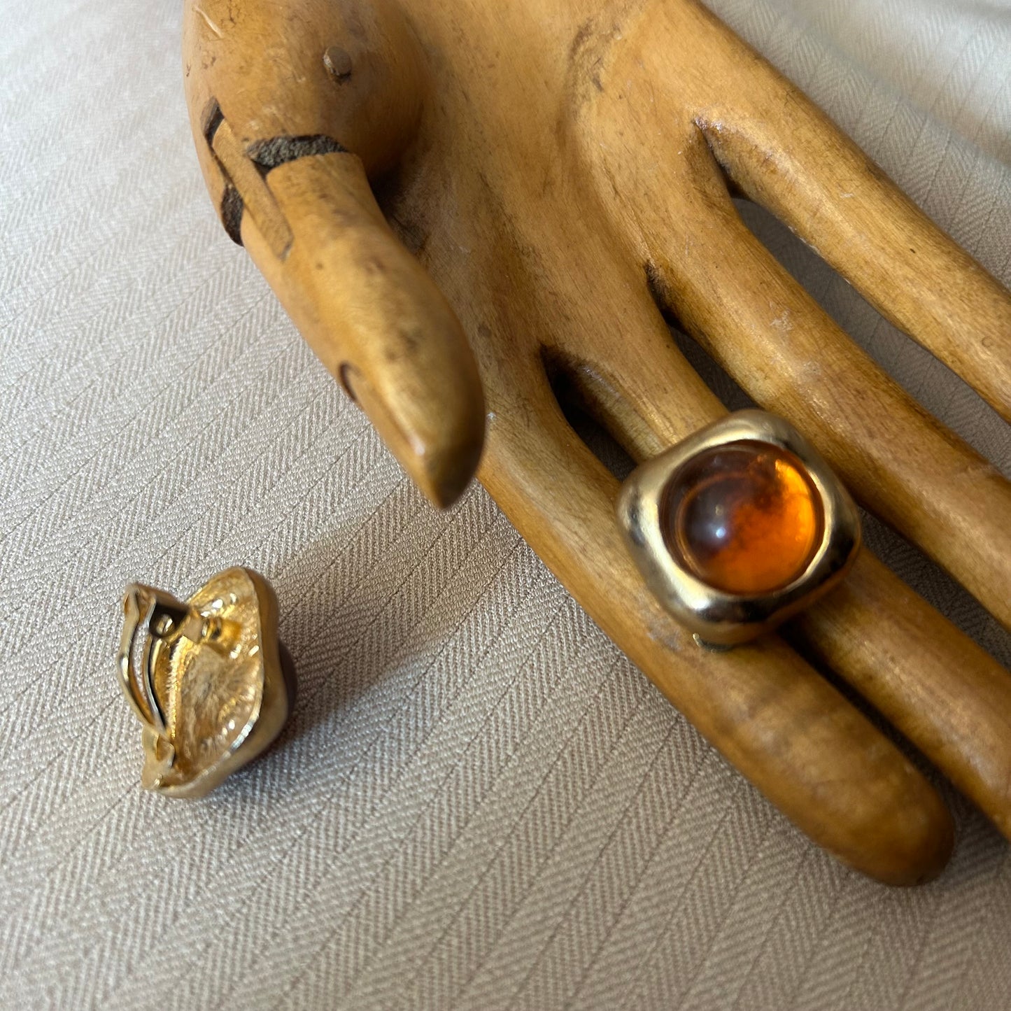 Honey Centre Clip On
