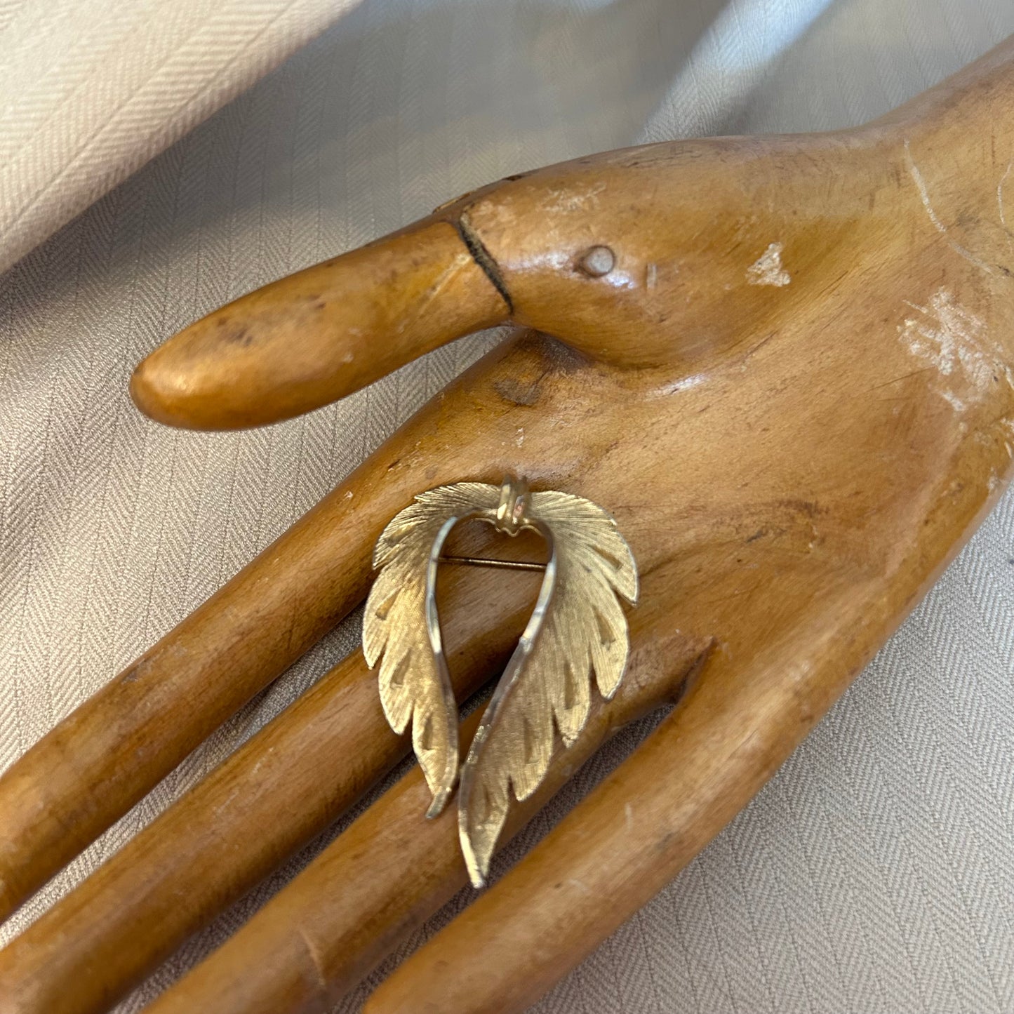 Simple Gold tone Brooch