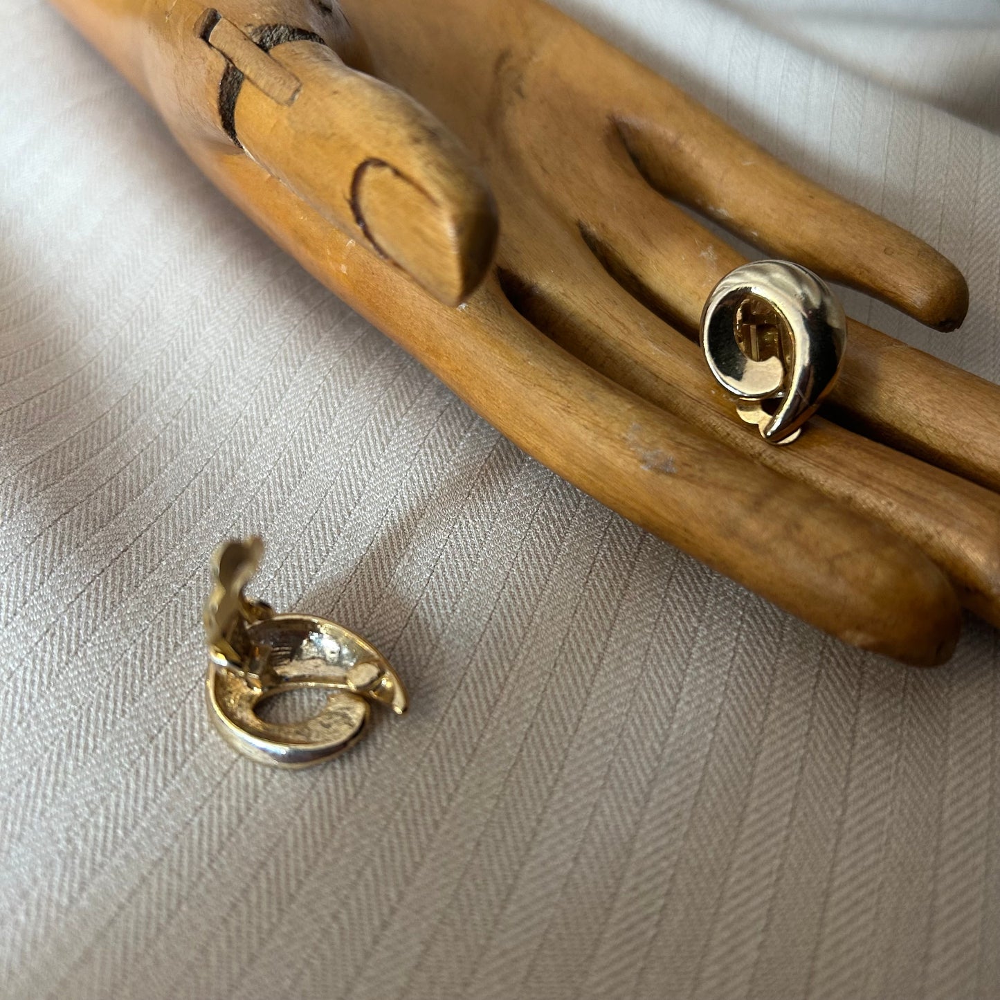 Simple Swirl Clip On