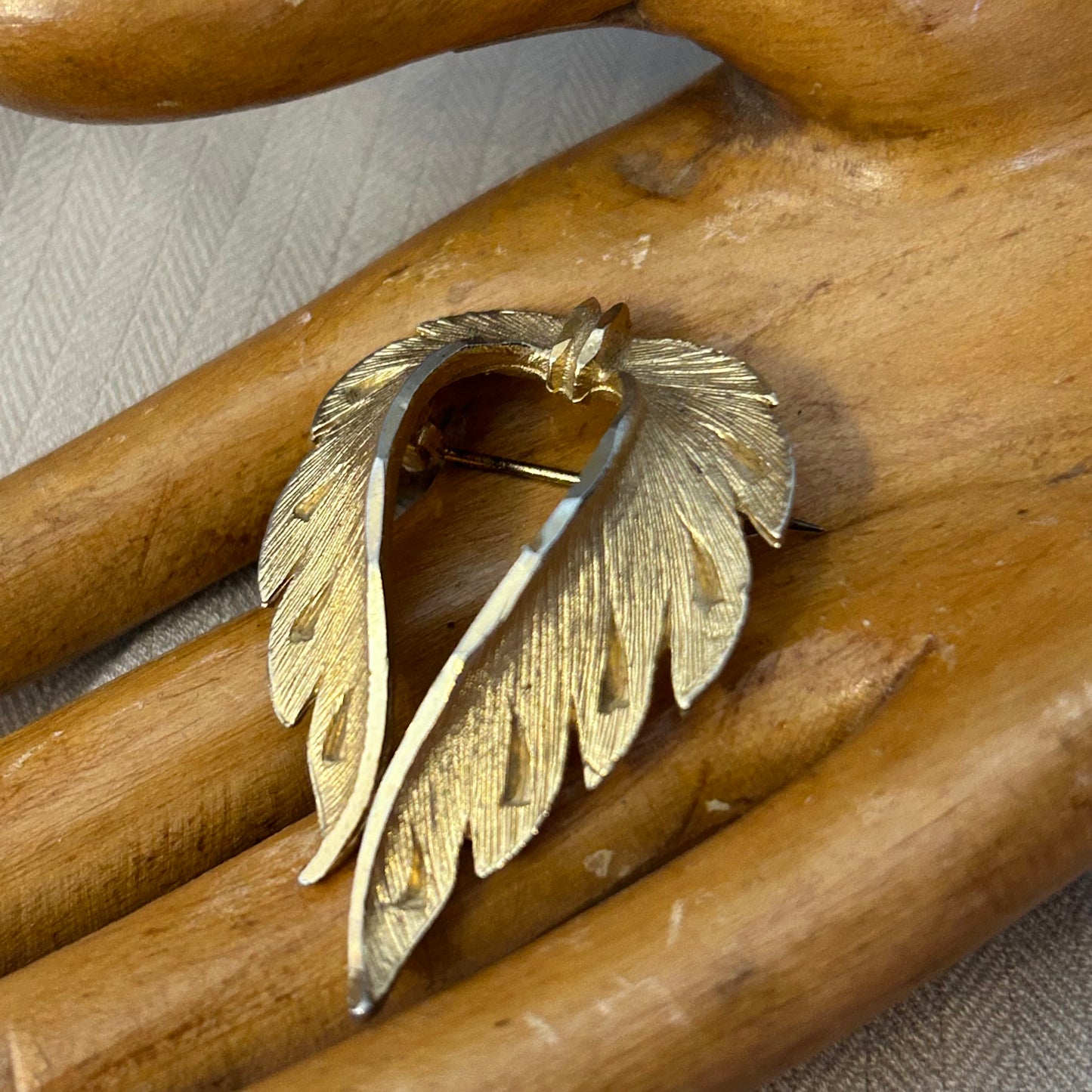 Simple Gold tone Brooch
