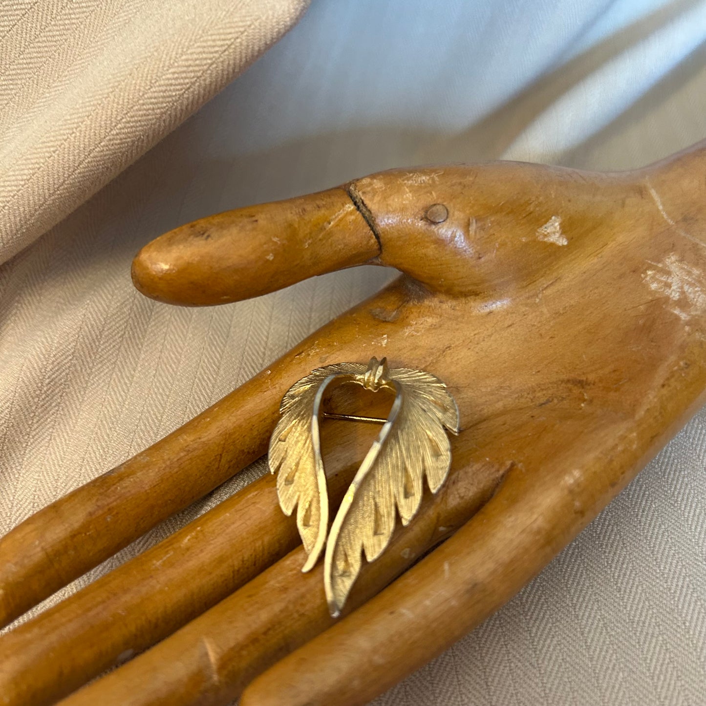 Simple Gold tone Brooch