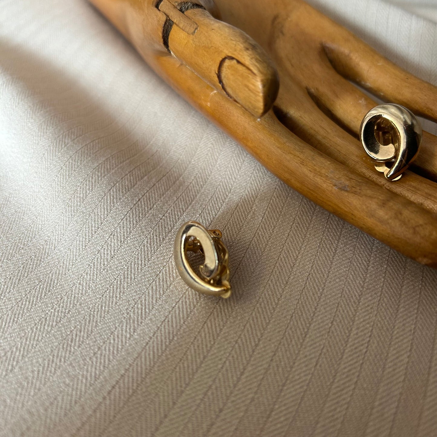Simple Swirl Clip On