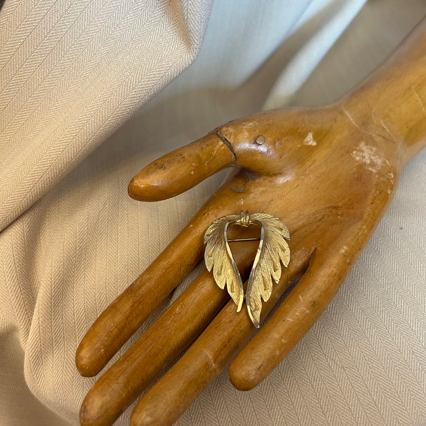 Simple Gold tone Brooch